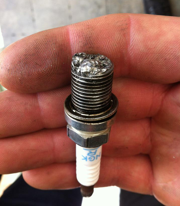 Tændrøret fra den himlede cylinder 2 – ikke noget kønt syn.
(Foto: Kim Lauritsen)